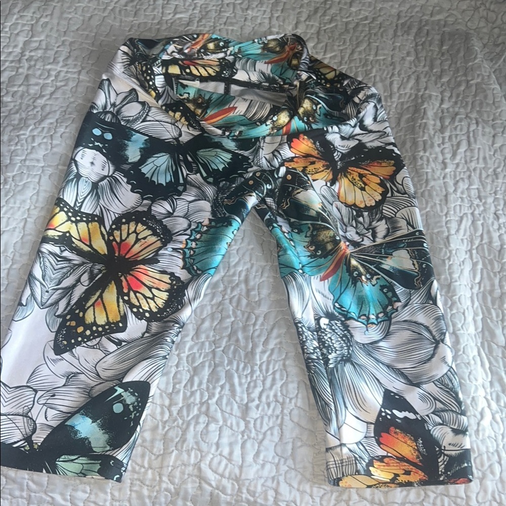 Pineapple.Palmbeach Vibrant Butterfly Capri Leggings